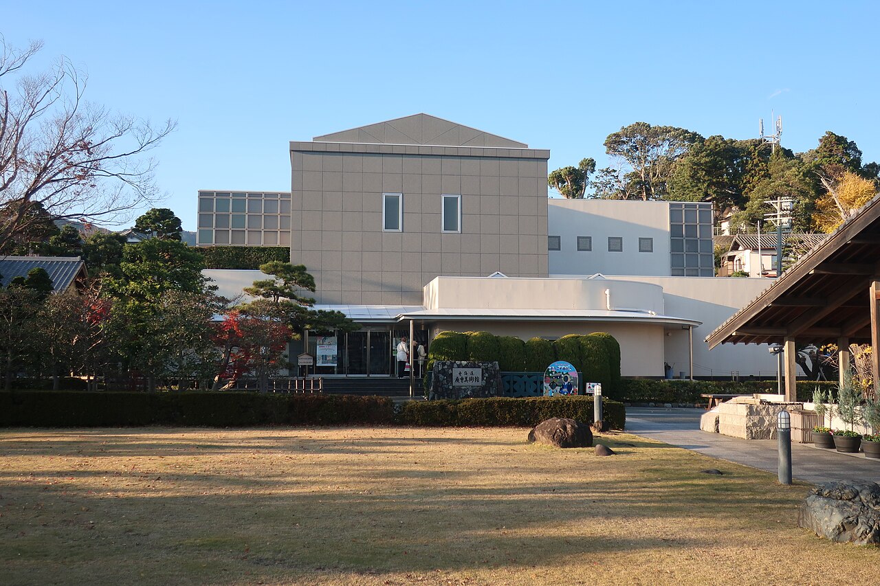那珂川町馬頭広重美術館の外観。地元産の杉ルーバーが庇と壁を覆う