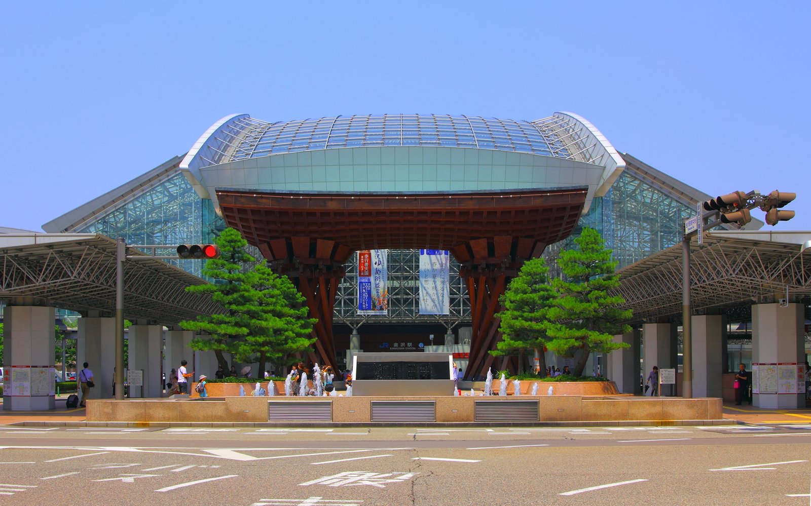 金沢駅のもてなしドームと鼓門（兼六園口）