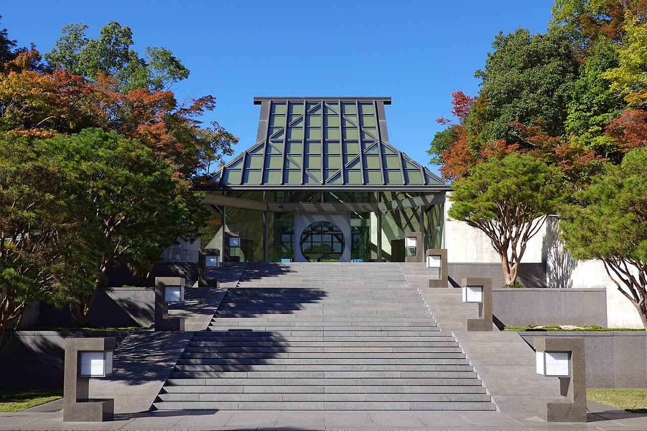 滋賀県信楽の山中に建つMIHO MUSEUMのガラス屋根の建物