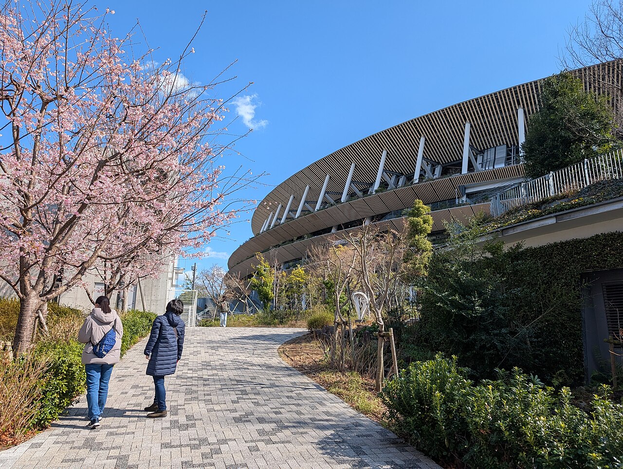 国立競技場の外観。各層の庇に木を用いた「杜のスタジアム」