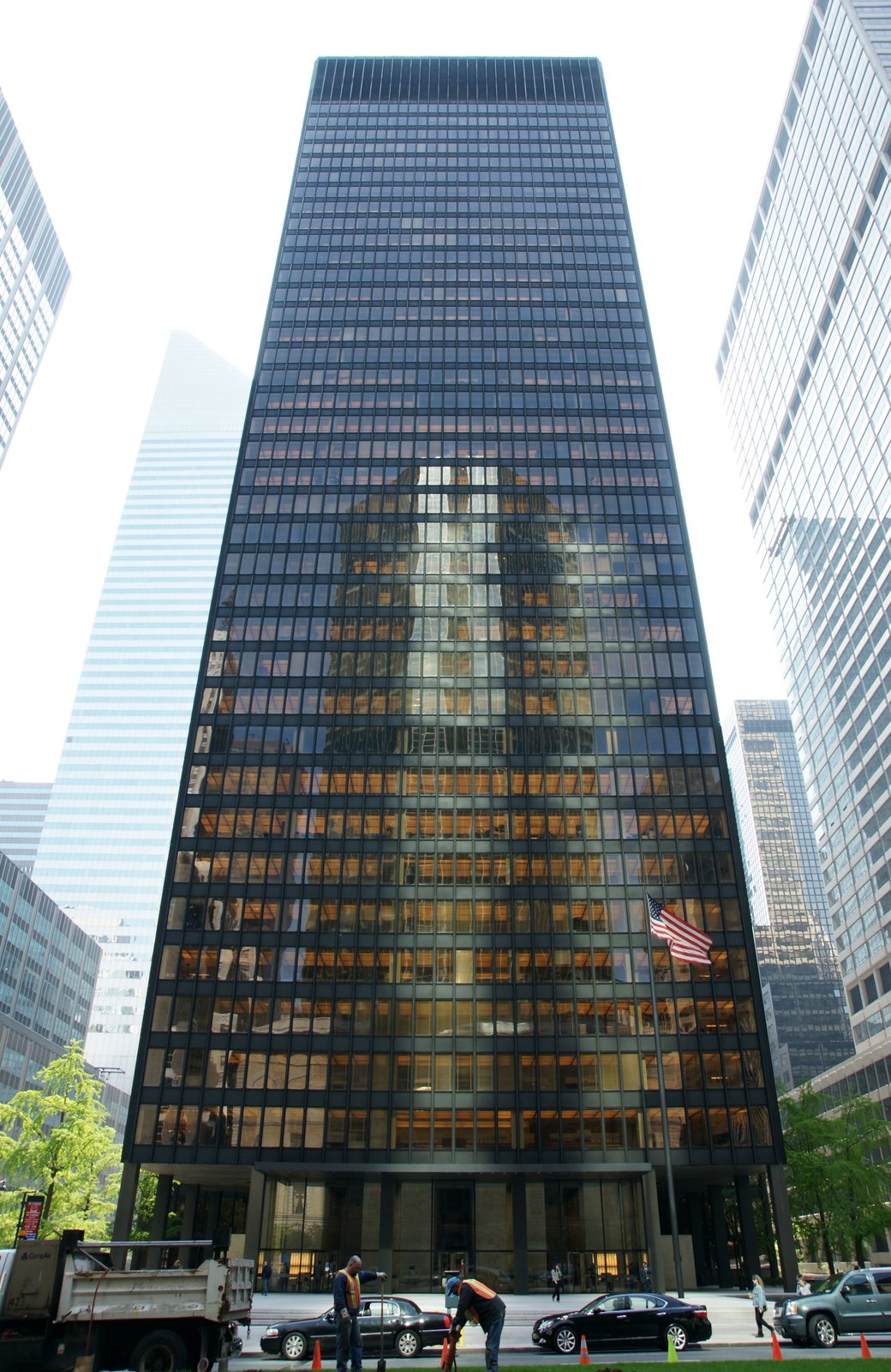 ニューヨークのパーク街に建つシーグラム・ビルの外観